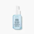 Kiehl’s Clearly Corrective Re-Texturizing Triple Acid Peel Serum’un mavi sıvı iceren şeffaf cam damlalıklı şişesi, beyaz bir zemin uzerinde gosterilmektedir.