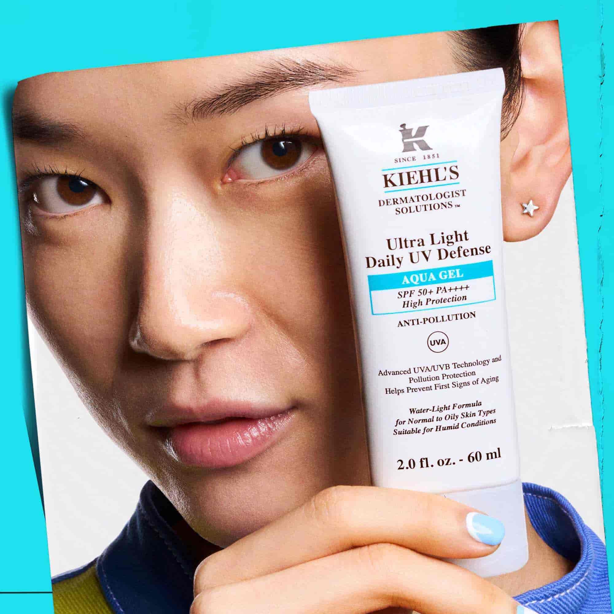 Ultra Light Daily UV Defense Aqua Gel tupunu tutan bir model, urunun taşınabilirliğini ve kullanım kolaylığını sergiliyor.