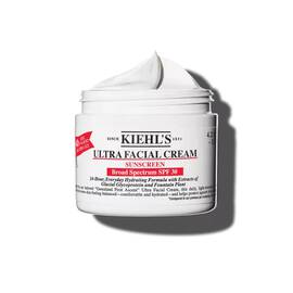Beyaz bir arka plan uzerinde hafif kopuksu dokulu, 125 ml'lik Kiehl's Ultra Facial Cream SPF 30 kavanozu.