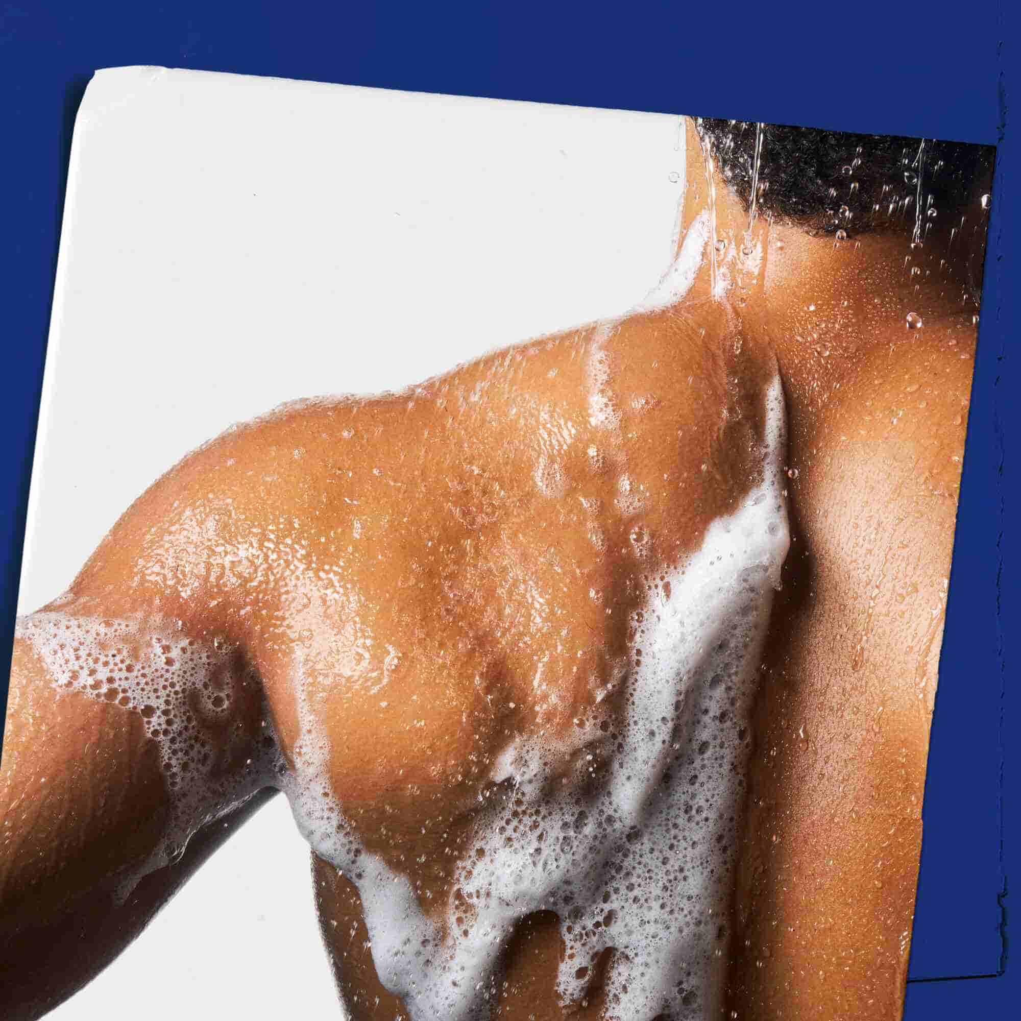 Body Fuel All-In-One Energizing Wash'ın cilt uzerinde kopurtulerek kullanımı gosteriliyor.