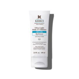 Beyaz bir zemin uzerinde 30ml'lik bir Kiehl's Ultra Light Daily UV Defense Aqua Gel tupu.