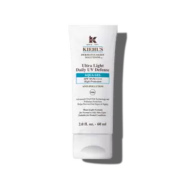 Beyaz bir zemin uzerinde 30ml'lik bir Kiehl's Ultra Light Daily UV Defense Aqua Gel tupu.
