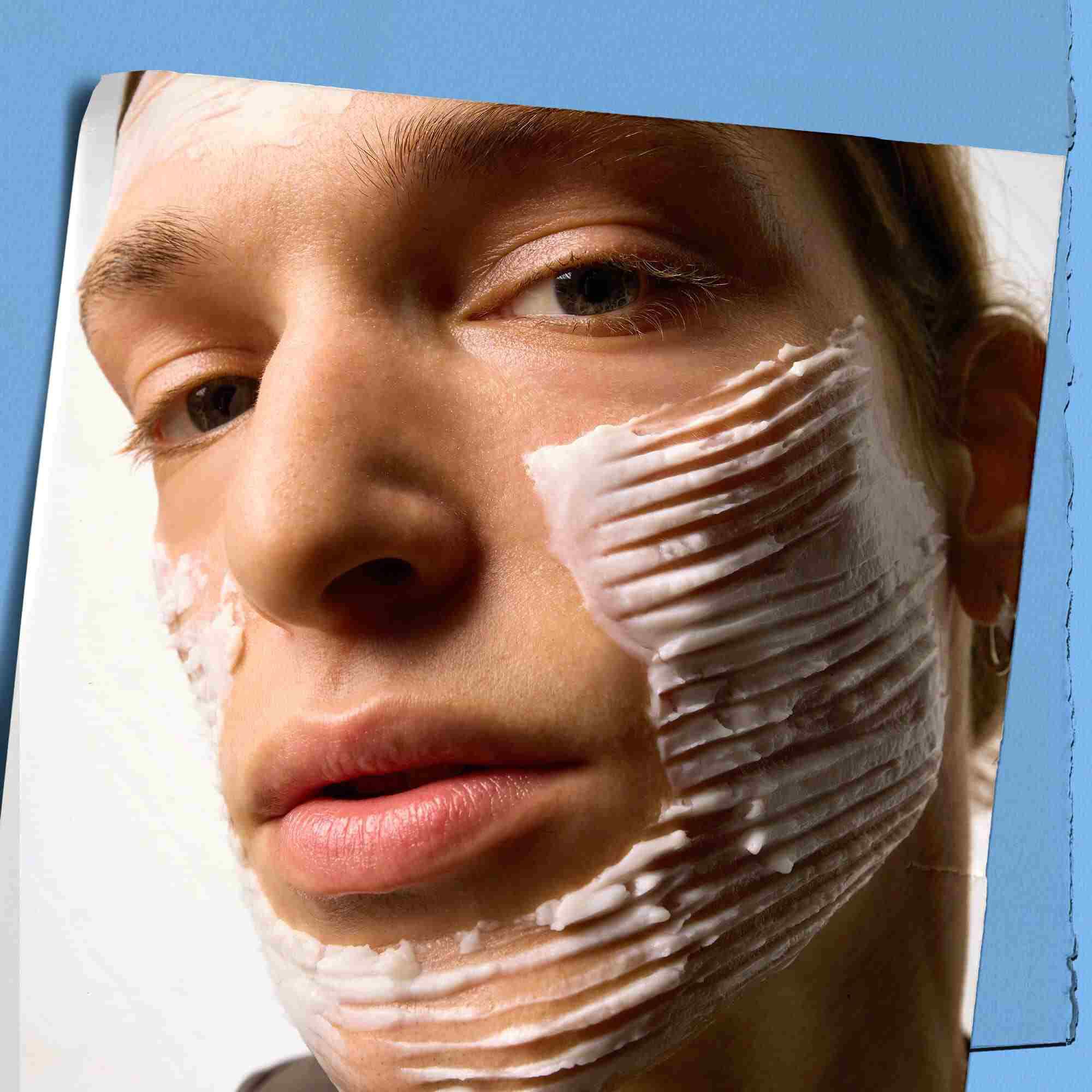 Kiehl's Ultra Facial Barrier Cream'in doku orneği yuzunde olan model.