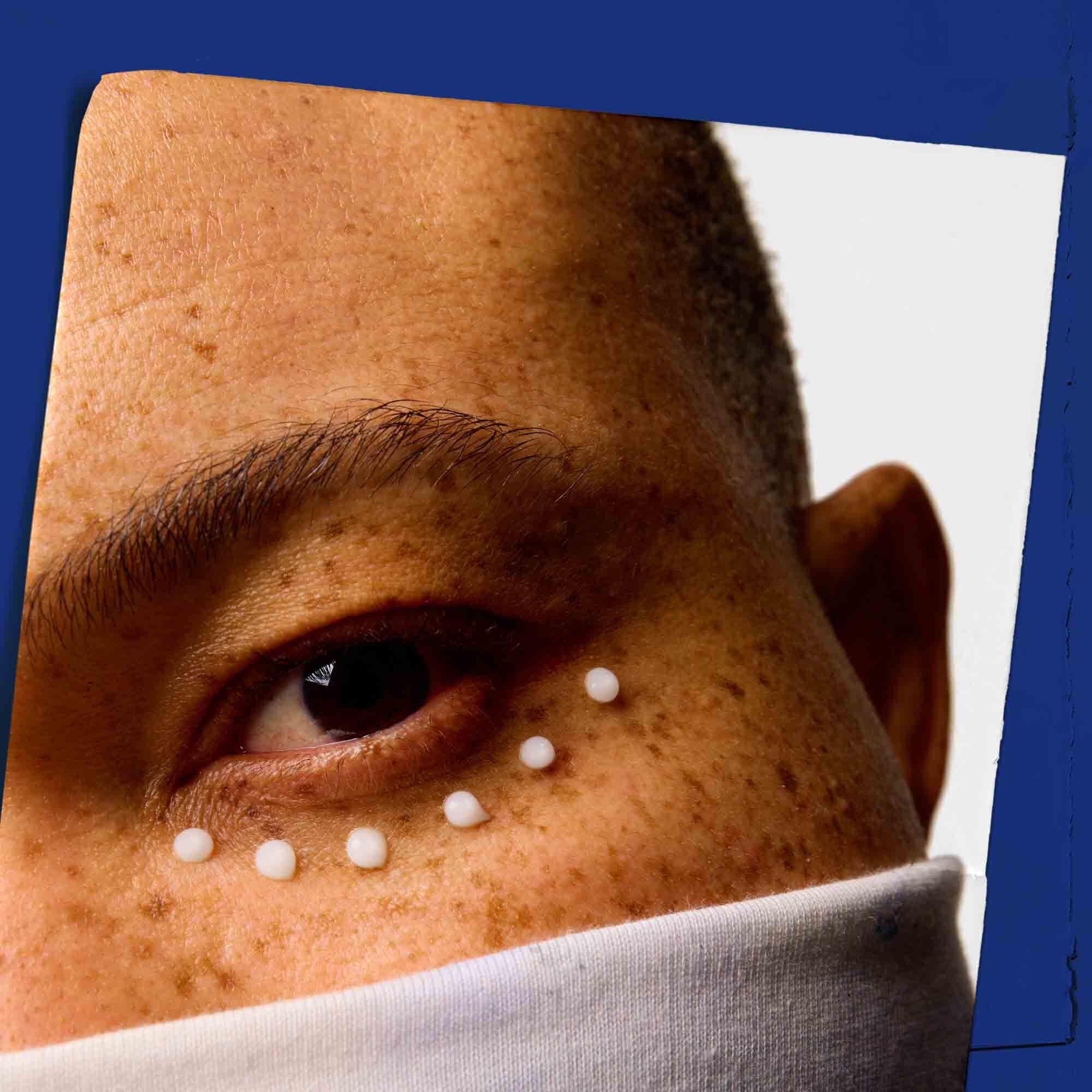 Goz cevresine uygulanmış Facial Fuel Eye Fuel ile yakından goruntulenen cilt.