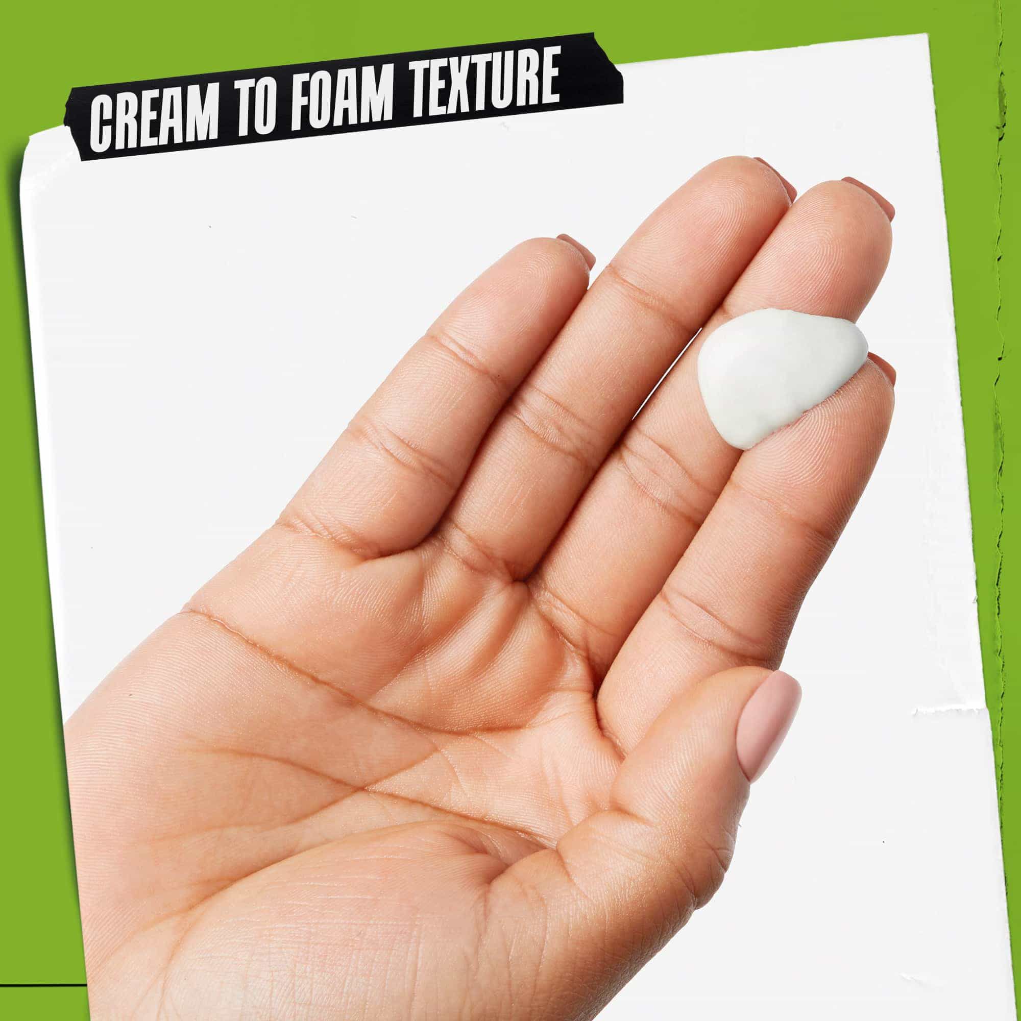 Bir kişi Rare Earth Deep Pore Daily Cleanser tupunu tutuyor, kullanımını sergiliyor.