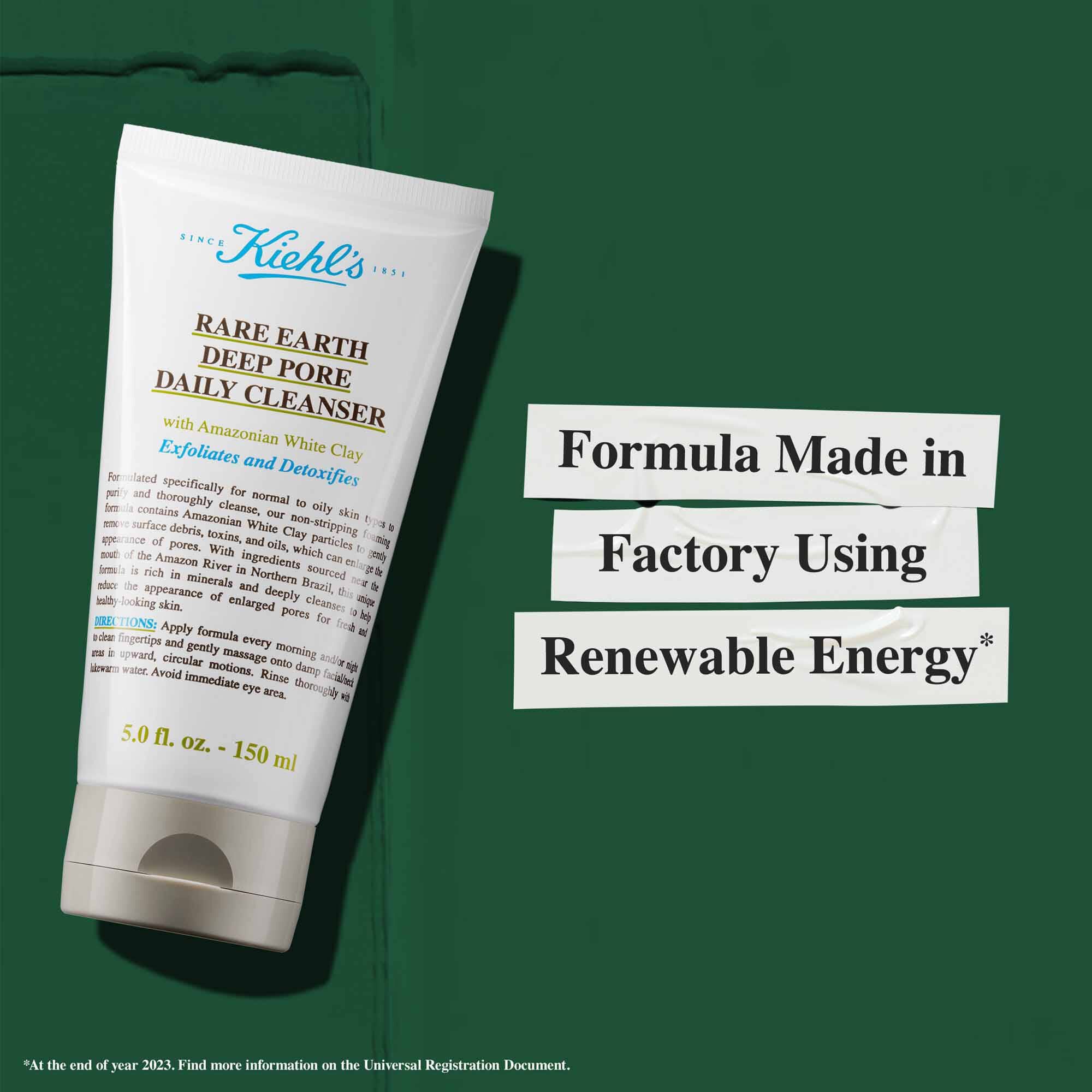 Bir tup Rare Earth Deep Pore Daily Cleanser uzerinde “Yenilenebilir Enerji Kullanılarak Uretilen Formul” yazısı, surdurulebilirliği vurguluyor.