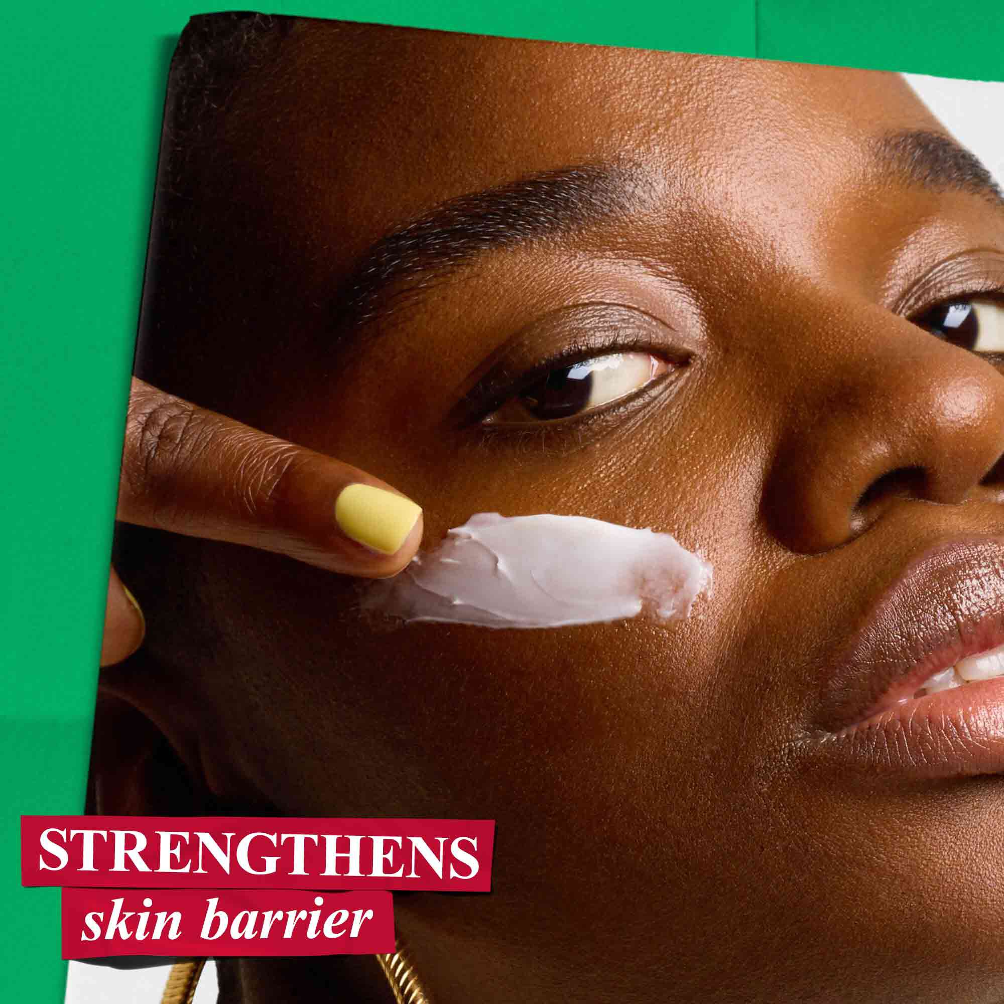 Bir kadın, cilt bariyerini guclendirme faydasını vurgulayan Kiehl's Ultra Facial Cream'i yuzune uyguluyor.