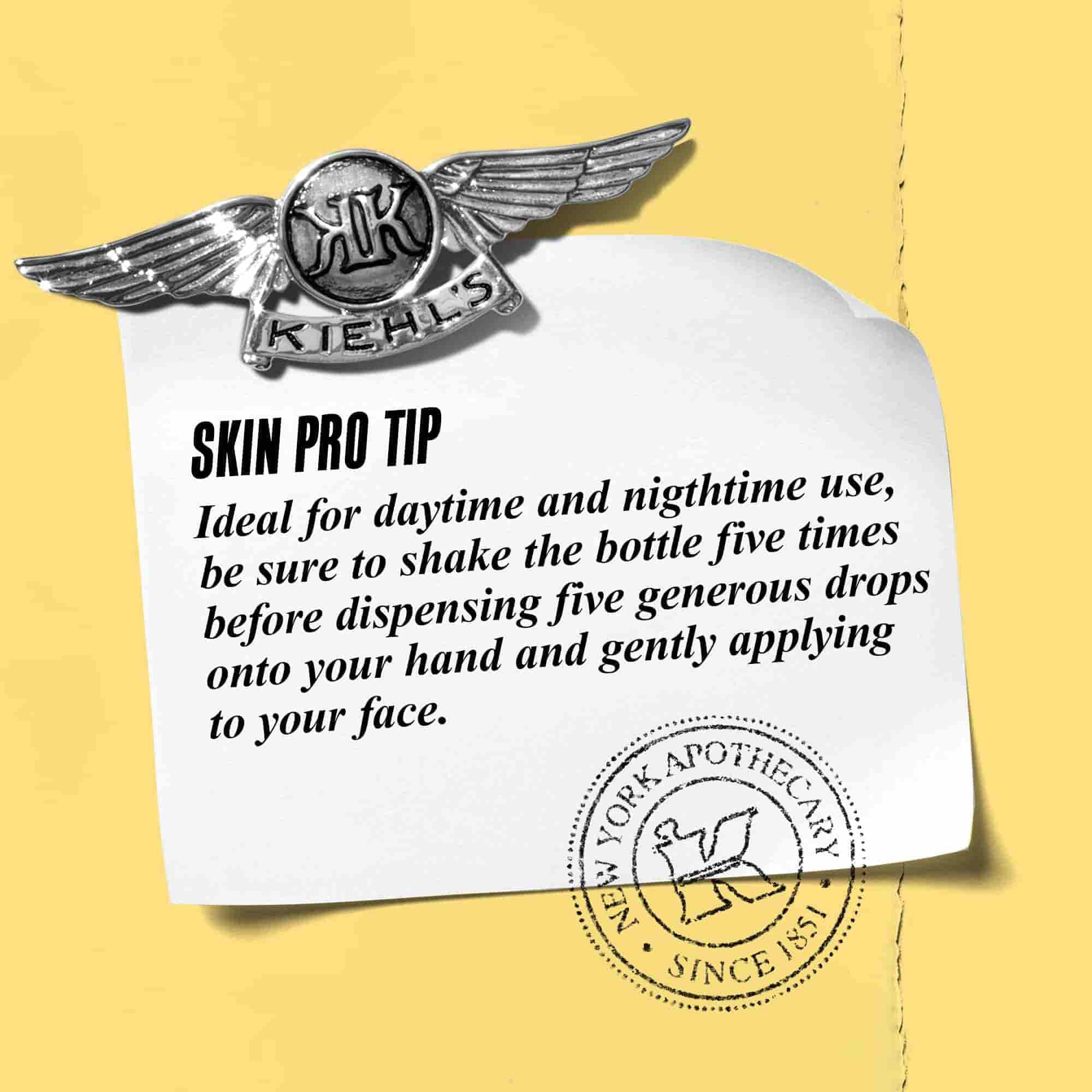 Bir Kiehl’s amblemi bulunan bir kağıt not gorseli. Notta şu yazıyor: "CİLT İCİN PROFESYONEL İPUCU Gunduz ve gece kullanıma uygun olan bu urunu uygulamadan once şişeyi beş kez calkalayın, ardından elinize beş comert damla damlatarak nazikce yuzunuze surun."