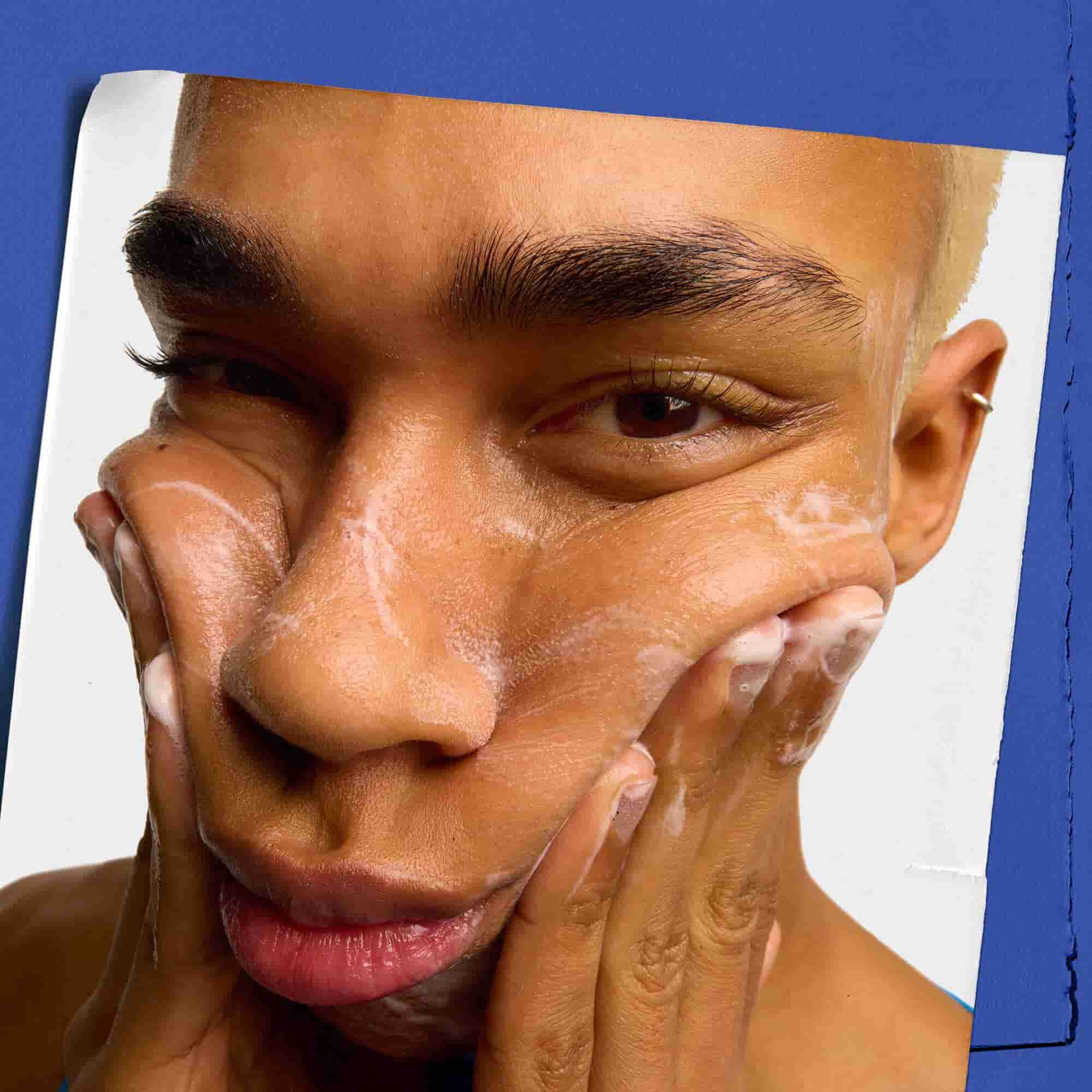 Erkekler icin Kiehl's Facial Fuel Energizing Face Wash yuz temizleyici kullanan model.