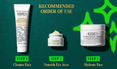 Uc Kiehl’s cilt bakım urunu, dokulu yeşil bir arka planda neon yeşil detaylarla birlikte sergileniyor. Urunler, onerilen kullanım sırasına gore etiketlenmiş: 1. Adım Calendula Deep Cleansing Foaming Face Wash, 2. Adım Creamy Eye Treatment with Avocado ve 3. Adım Ultra Facial Cream. Ust kısımda 'Onerilen Kullanım Sırası' metni altın renginde yer alıyor.