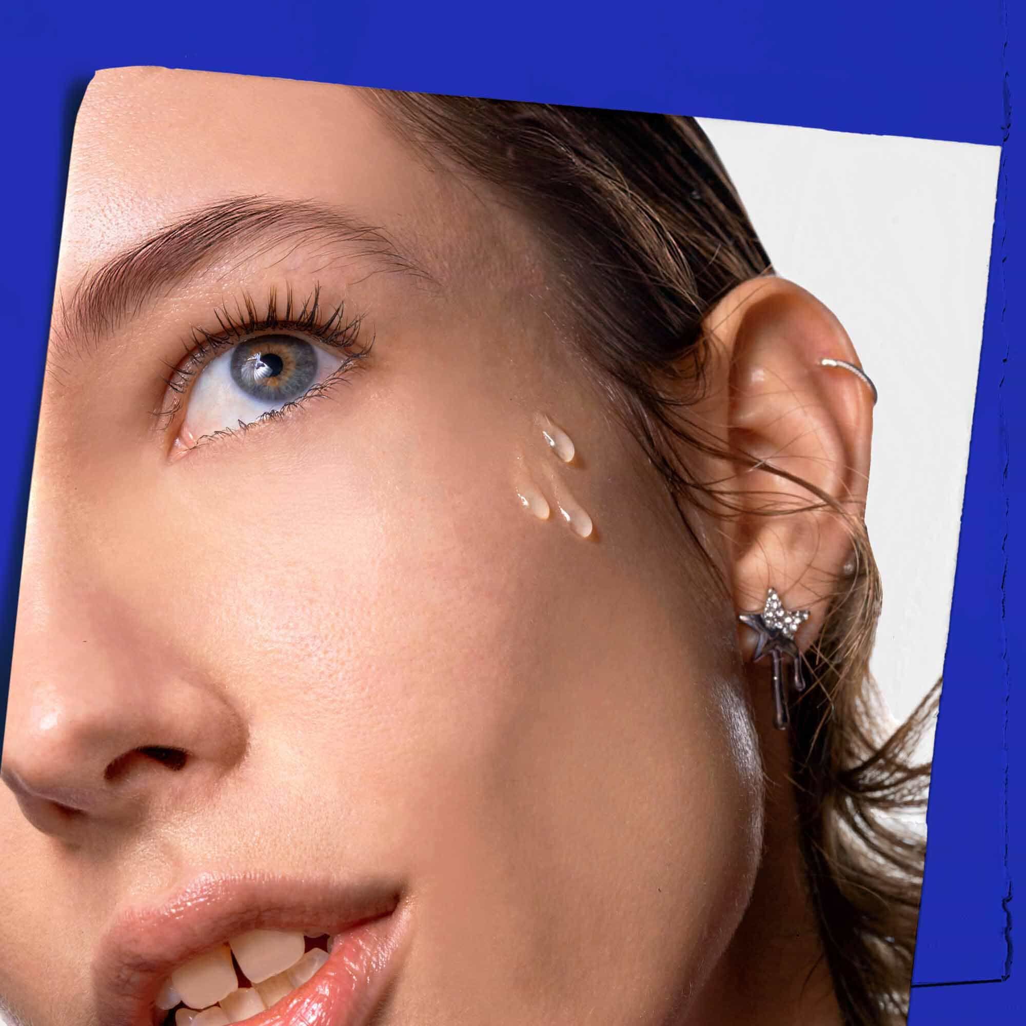 Midnight Recovery Concentrate face oil applied to the skin.