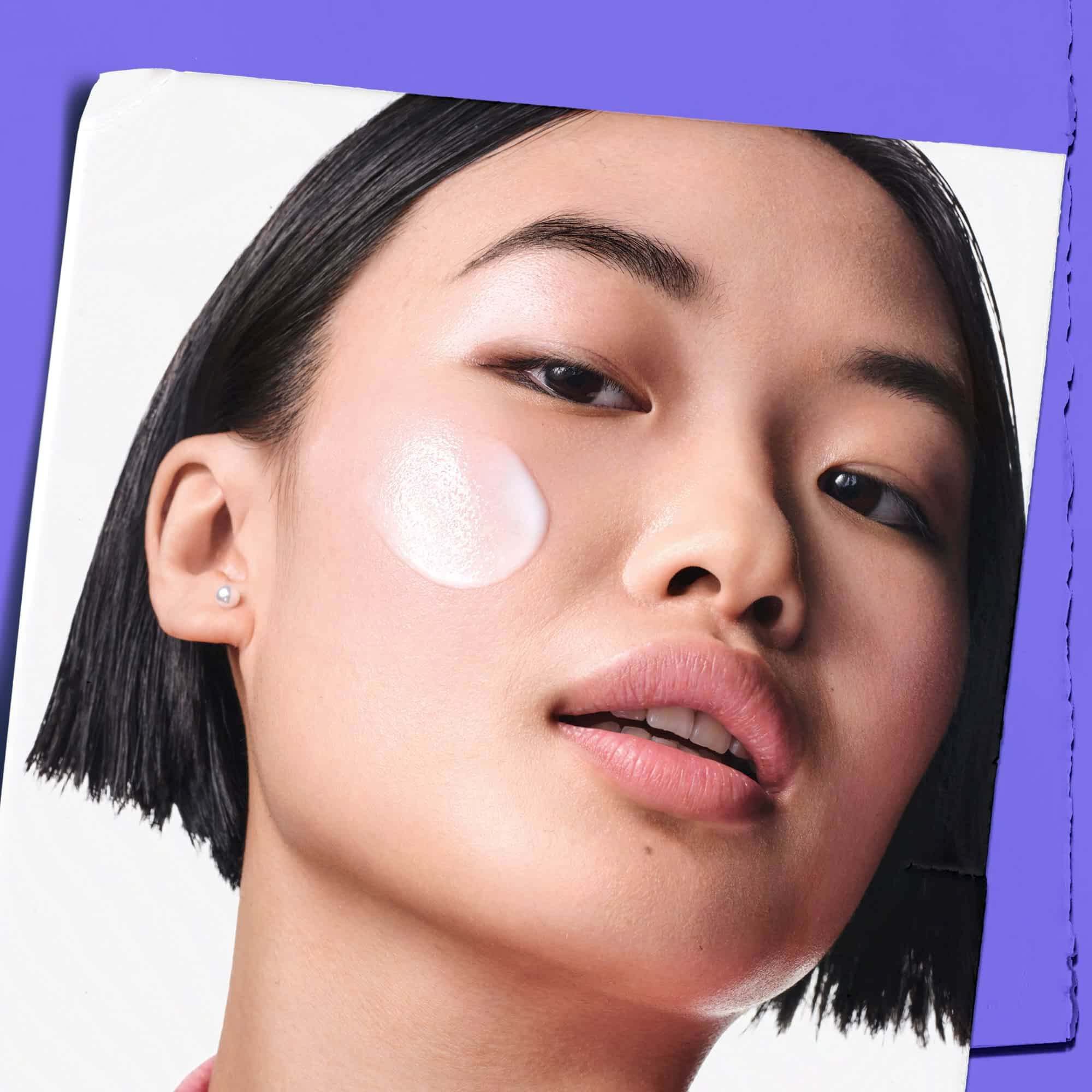 Model, yanağında Clearly Corrective™ Clarity-Boosting Soothing Emulsion numunesiyle.
