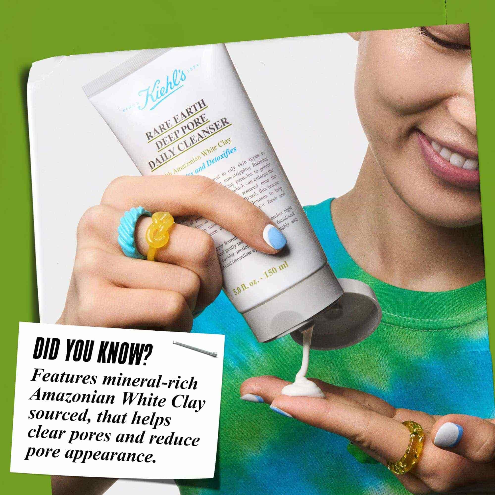 El, Rare Earth Deep Pore Daily Cleanser urununu parmak uclarına sıkıyor. Metinde şoyle yazıyor: "Biliyor muydunuz? Gozenekleri temizlemeye ve gorunumunu azaltmaya yardımcı olan Amazon Beyaz Kili ile formule edilmiştir."