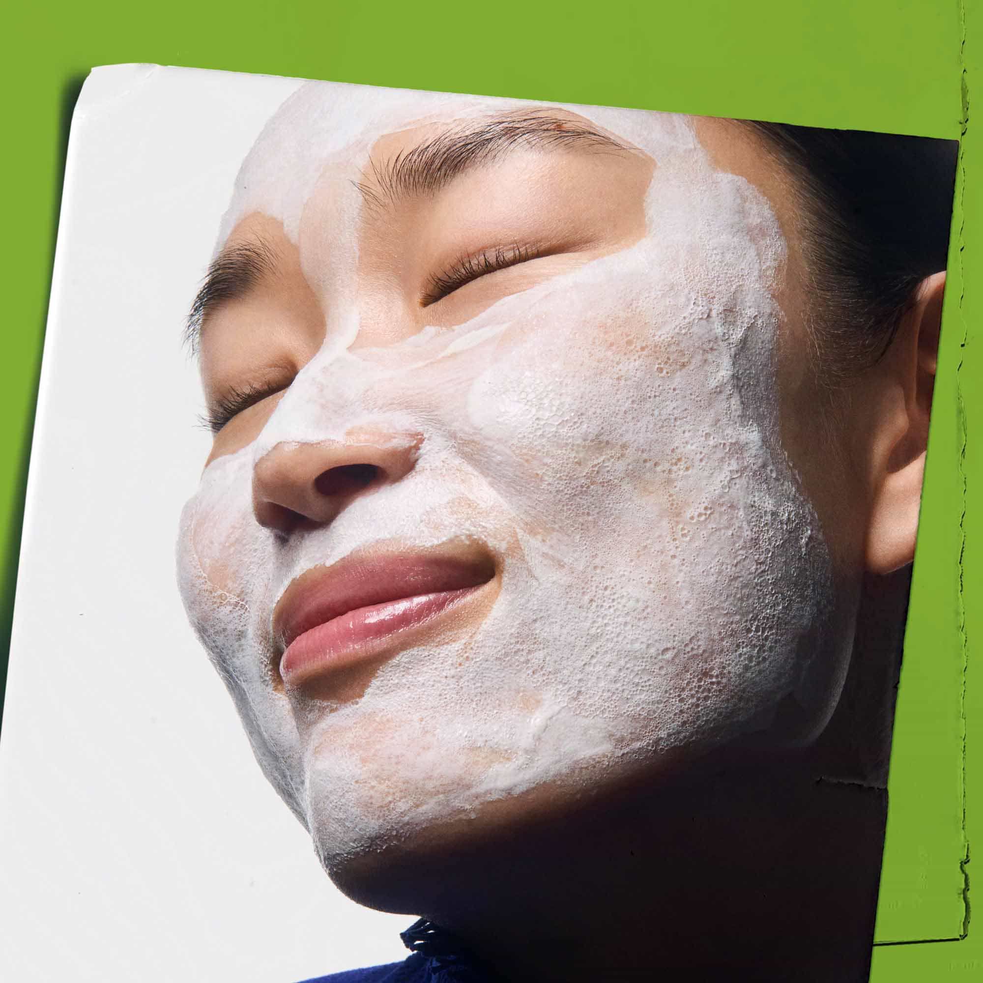 Rare Earth Deep Pore Daily Cleanser yuzunuze uygulanır.
