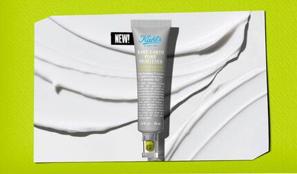 Kiehl's Rare Earth Pore Tightener tupu, ustunde "YENİ!" yazılı bir banner ile işaretlenmiş şekilde, beyaz kremden oluşan stilize bir dağılımın uzerinde merkezde yer almaktadır. Tum goruntu parlak, lime yeşili bir arka plan uzerine yerleştirilmiştir.