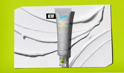 Kiehl's Rare Earth Pore Tightener tupu, ustunde "YENİ!" yazılı bir banner ile işaretlenmiş şekilde, beyaz kremden oluşan stilize bir dağılımın uzerinde merkezde yer almaktadır. Tum goruntu parlak, lime yeşili bir arka plan uzerine yerleştirilmiştir.