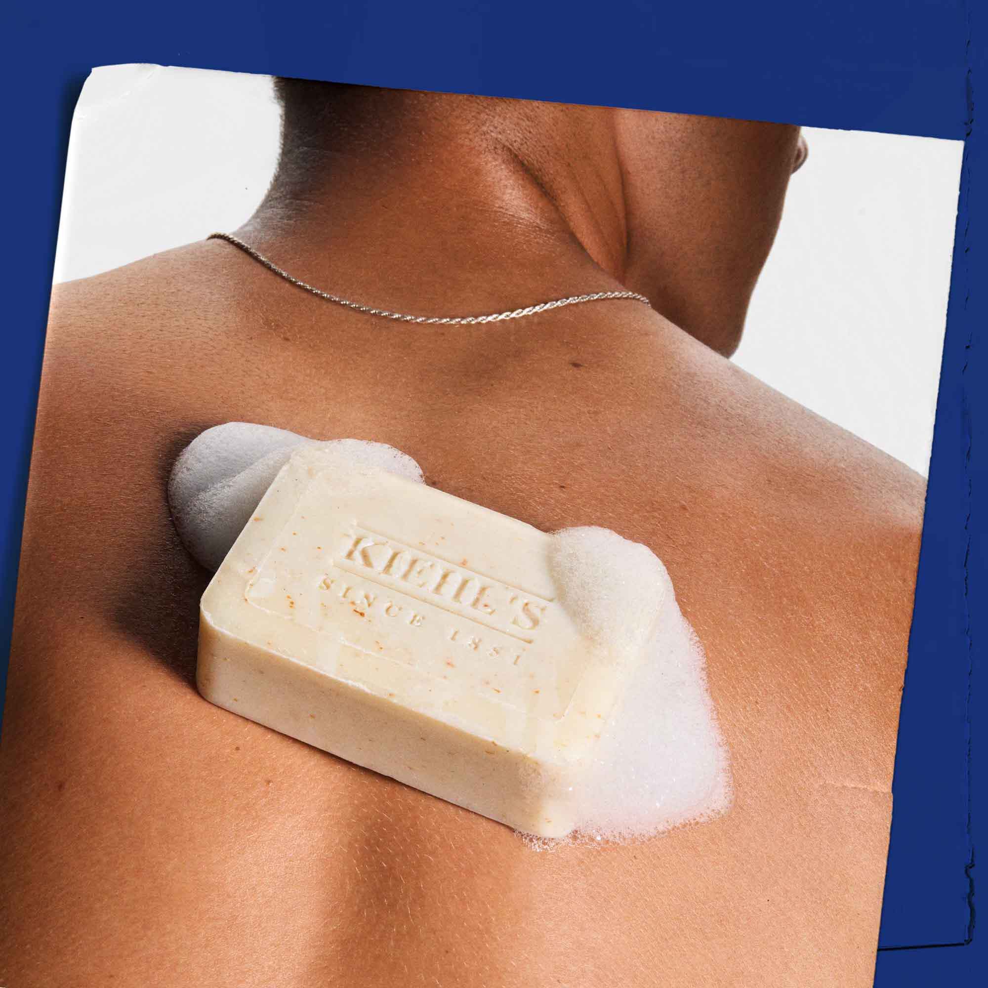Ultimate Man Body Scrub Soap'un ciltte uygulanışı ve oluşan kopuk gosteriliyor.