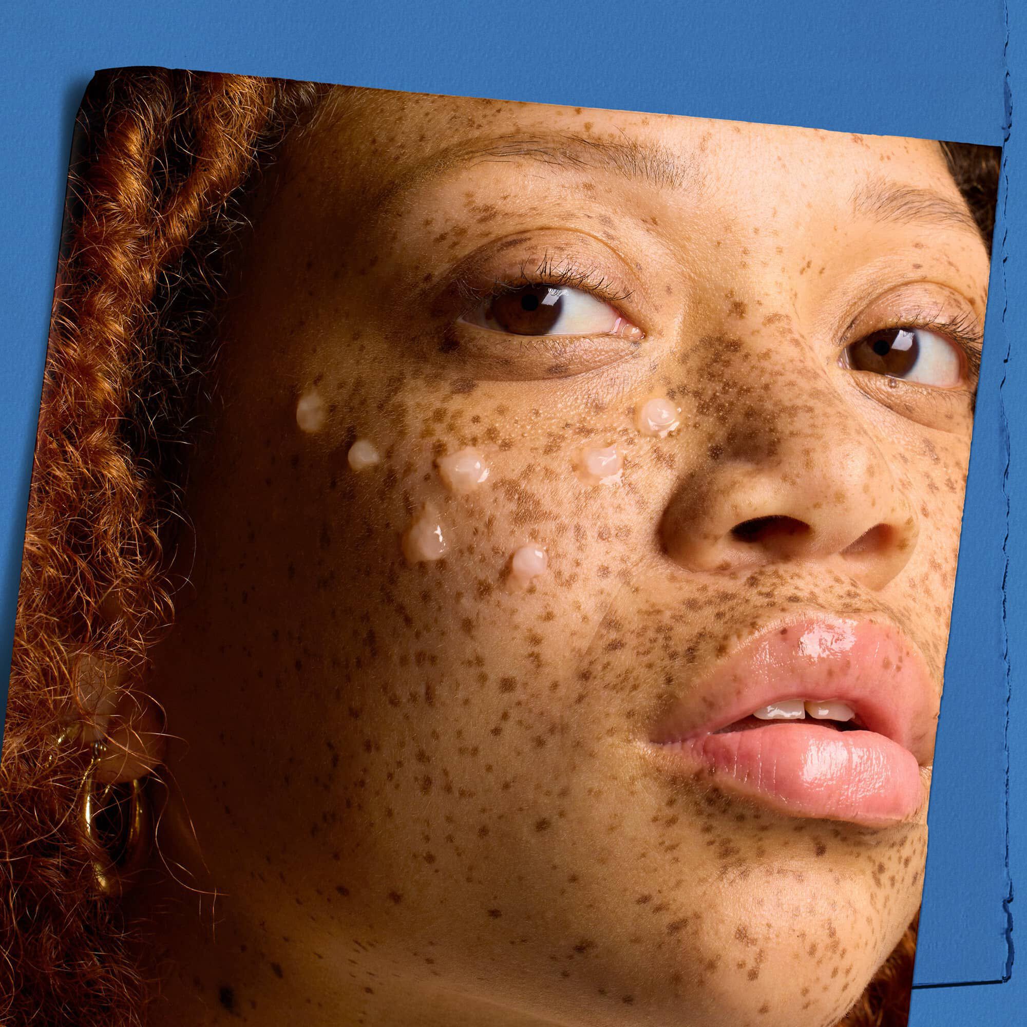 Model, yuzune Kiehl's Hydro Plumping Serum Concentrate damlaları uyguluyor.