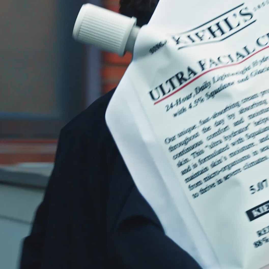 Kiehl’s Ultra Facial Cream yeniden doldurma kesesine yakından bakış, %4,5 Squalane ve hafif nemlendirmeyi vurgulayarak markanın surdurulebilir ve cevre dostu ambalaj girişimlerini destekliyor.