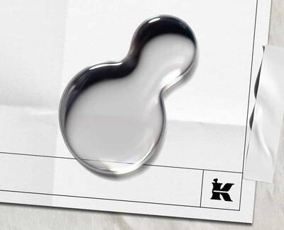 Dekspantenol (Provitamin B5) iceren şeffaf sıvı damlası, beyaz bir zeminde siyah Kiehl’s logosuyla koşede sergileniyor.