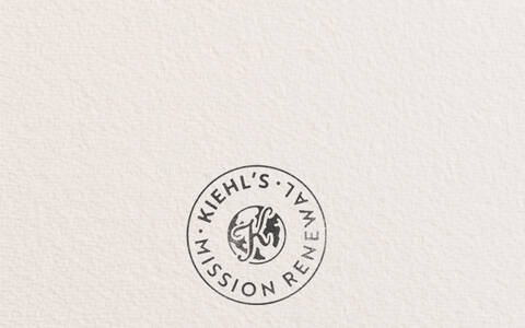 Kiehl’s Mission Renewal afişi, dairesel bir damga logosu ve "Daha dongusel bir ekonomi oluşturmak icin kusurlu yolculuğumuz" metni iceren yazıyla, markanın surdurulebilirlik ve dongusel ekonomi girişimini tanıtıyor.