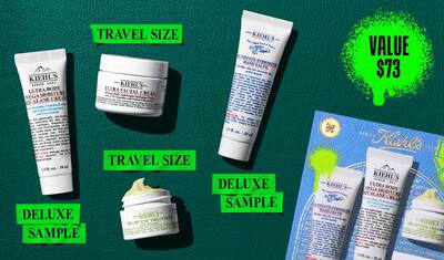 Koyu yeşil dokulu bir arka plan uzerine yerleştirilmiş bir grafik, dort Kiehl’s urunu ve bir hediye kutusunu sergiliyor. Beyaz tupteki "KIEHL’S ULTRA BODY MEGA MOISTURE SQUALANE CREAM" parlak yeşil renkte "DELUXE ORNEK" olarak etiketlenmiş. Beyaz kavanozdaki "KIEHL’S ULTRA FACIAL CREAM" parlak yeşil renkte "SEYAHAT BOYU" olarak etiketlenmiş. Beyaz tupteki "KIEHL’S ULTIMATE STRENGTH HAND SALVE" parlak yeşil renkte "DELUXE ORNEK" olarak etiketlenmiş. Acık beyaz kucuk kavanozdaki "KIEHL’S CREAMY EYE TREATMENT WITH AVOCADO" pale sarı krem gorunumuyle parlak yeşil renkte "SEYAHAT BOYU" olarak etiketlenmiş. Sağ alt koşede, aynı dort urunu sergileyen mavi Kiehl’s hediye kutusu gorulebiliyor. Kutunun uzerinde parlak yeşil grafik boya sıcramaları ve bir kurdele tasarımı bulunuyor.