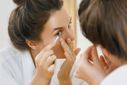 https://www.kiehls.com.tr/media/kiehls_blog_images/19-07/23/aynada-goz-makyaji-temizleme.webp